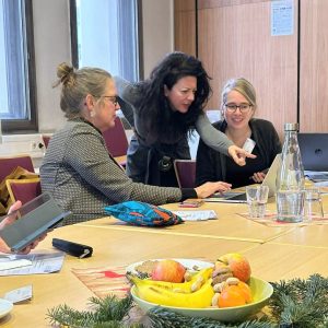 Sabine Anselm, Nazlı Cihan und Sophie Schuhmacher in Diskussion über das Projekt
